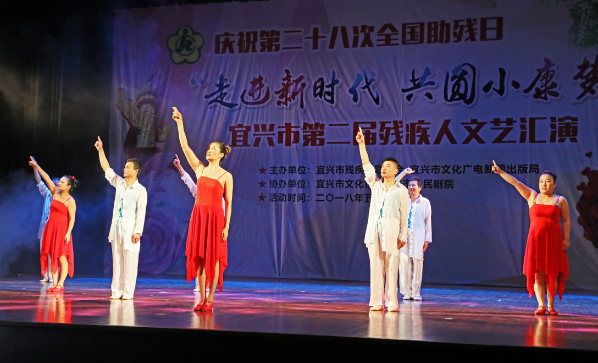 生命的倔强凝聚在指尖，他们于无声处绽放华彩